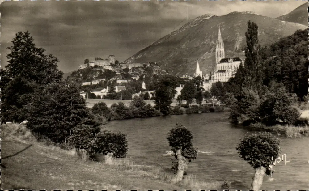 Lourdes (Hautes-Pyrénées) — Der Gave de Pau, die Basilika und das Schloss — französische Kunstausgaben - Vorderseite