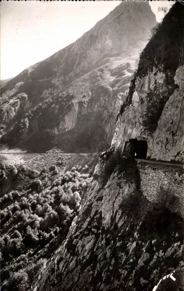 Route des Aubisque-Passes — Blick auf La Latte de Bazen vom Tunnel — Editions JOVÉ, Pau - Vorderseite