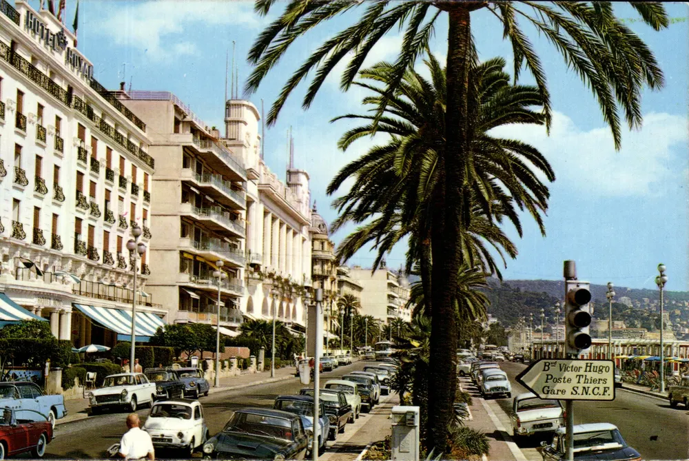 Nice - Promenade des Anglais - Hotel Royal — vista da rua com palmeiras e carros — editor Y. NICE, n°40 - Frente