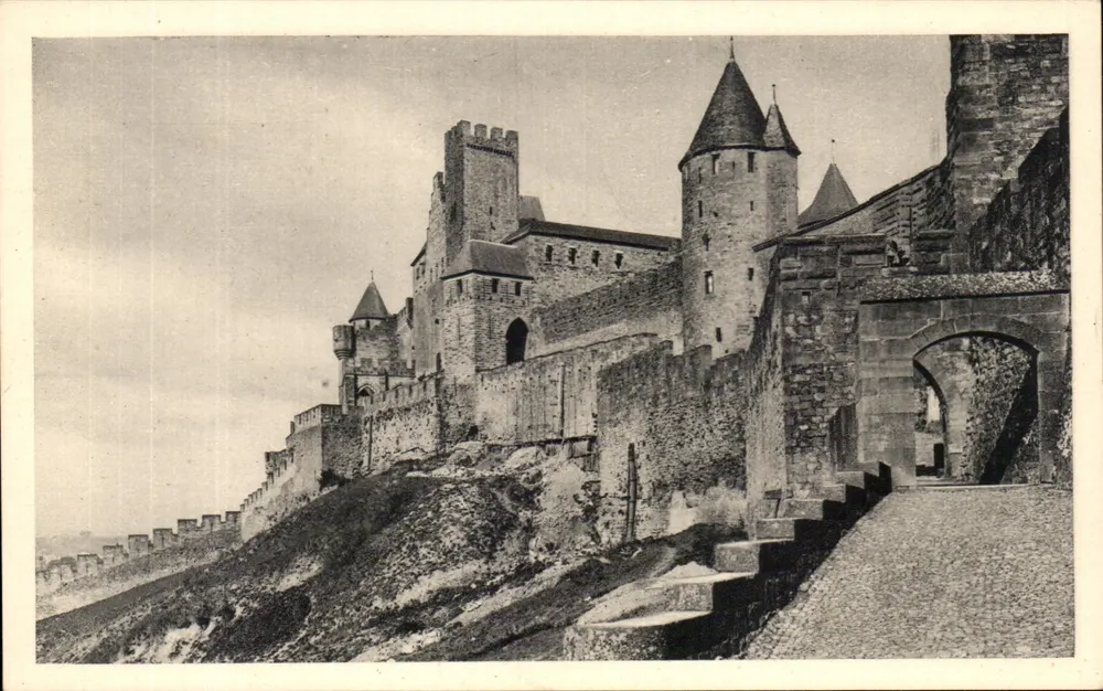 Cité de Carcassonne — La porte d'Aude — Commercial Monuments Historiques, Paris - Voorkant