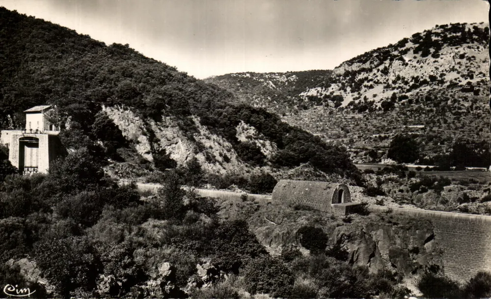 Gorges van de Hérault — Dijk bij Saint-Guilhem — Foto Drukkerij Malcon - Voorkant