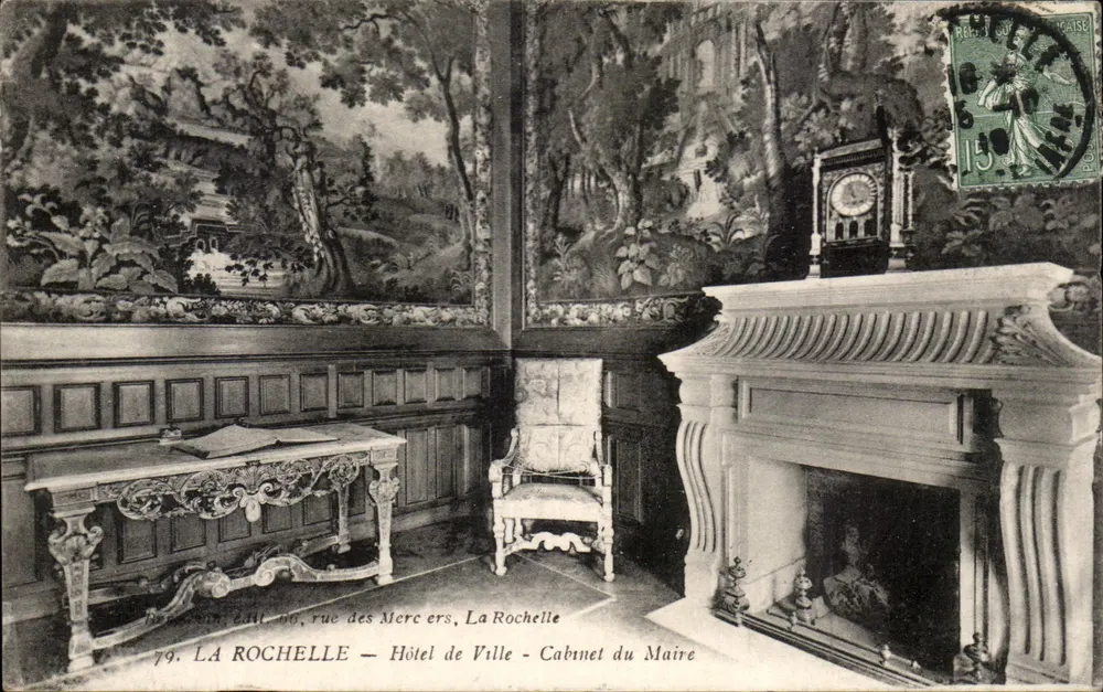 La Rochelle — Rathaus - Bürgermeisteramt — Innenraumdekoration mit Wandteppichen und Kamin - Vorderseite