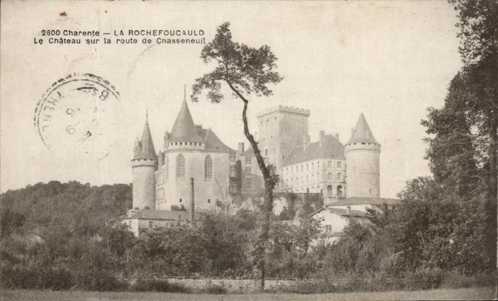 La Rochefoucauld — Das Schloss auf dem Weg nach Chasseneuil — F. Braun, Foto. Verlag, Royan (Char. Int.) - Vorderseite