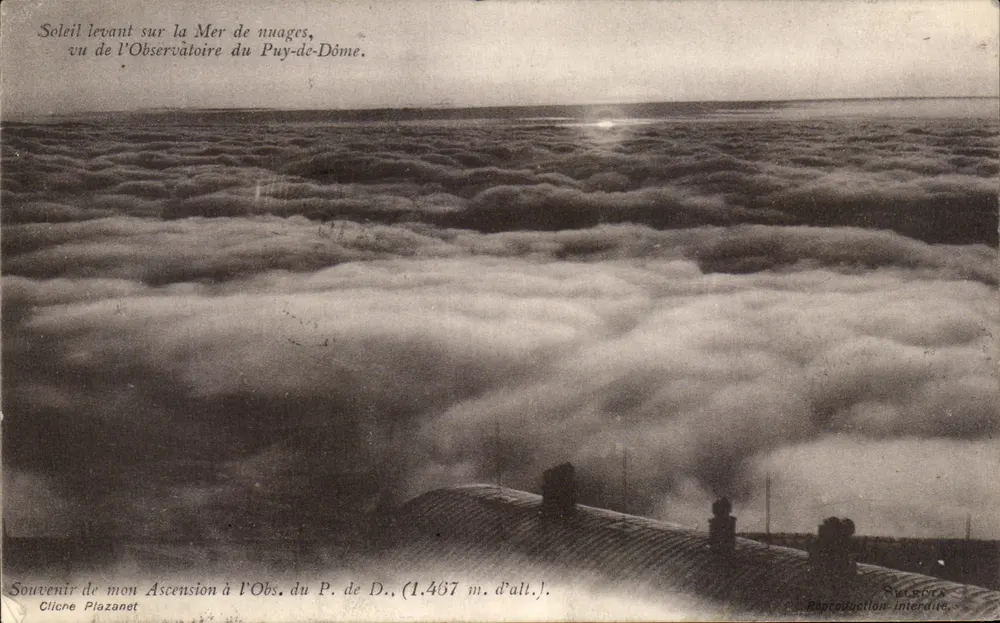 Sonnenaufgang über das Meer der Wolken, vom Observatorium des Puy-de-Dôme aus gesehen — Cliche Plazanet - Vorderseite