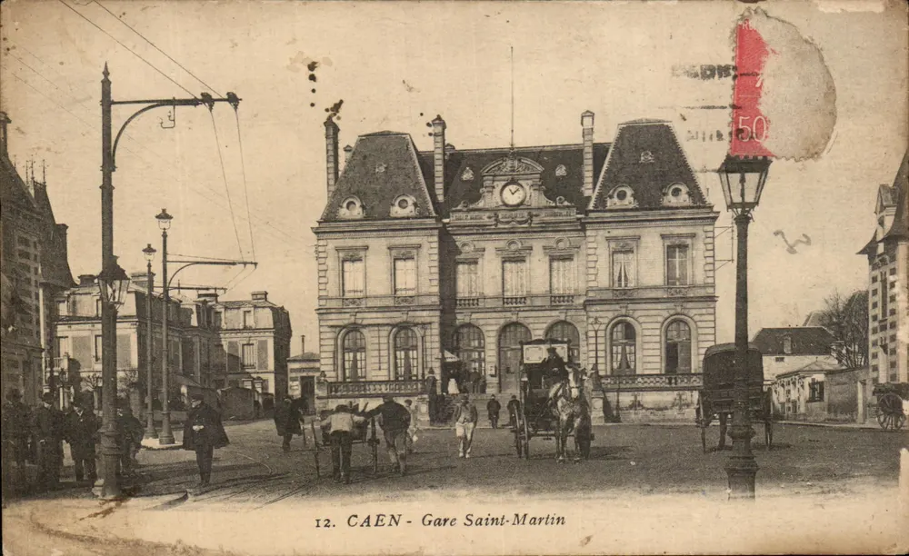 CAEN - Estação Saint-Martin — vista do edifício com carruagens e pedestres — editor desconhecido, n° 12 - Frente