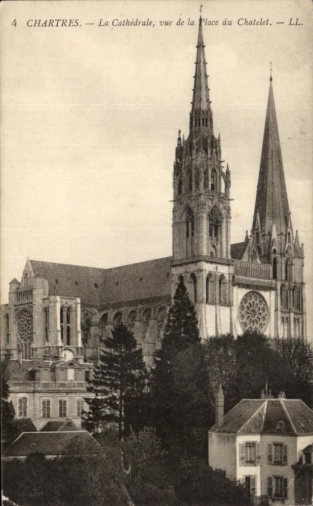 Chartres — Die Kathedrale, Ansicht von der Place du Châtelet — LL. - Vorderseite