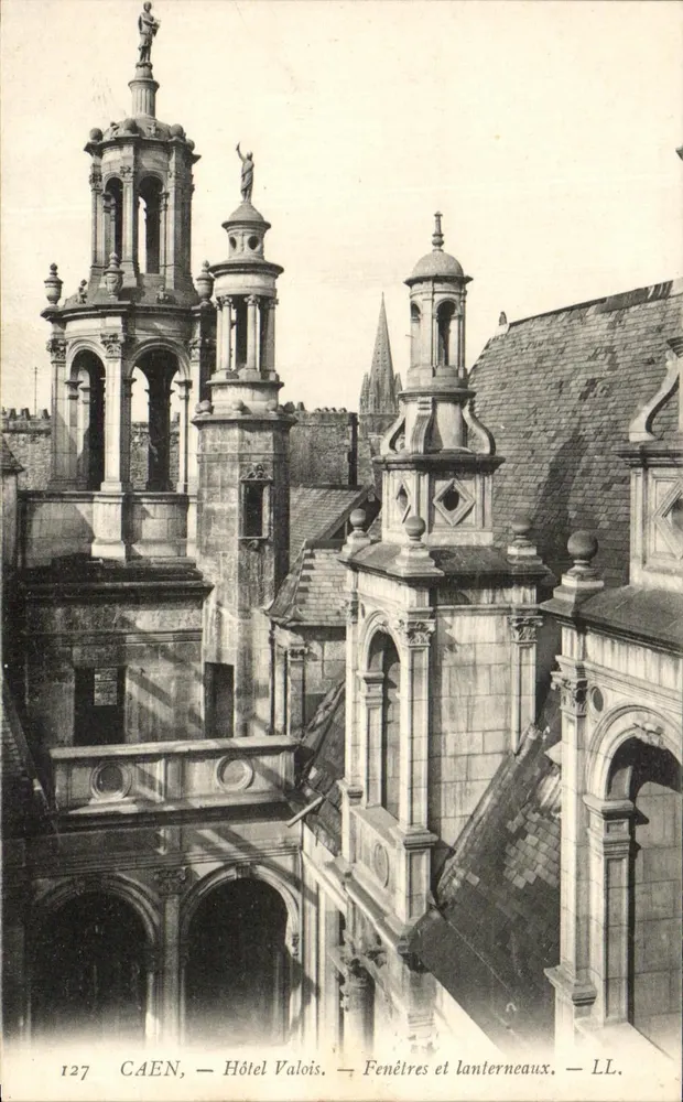 Caen — Hotel Valois — Fenster und Laternen — LL. — n° 127 - Vorderseite