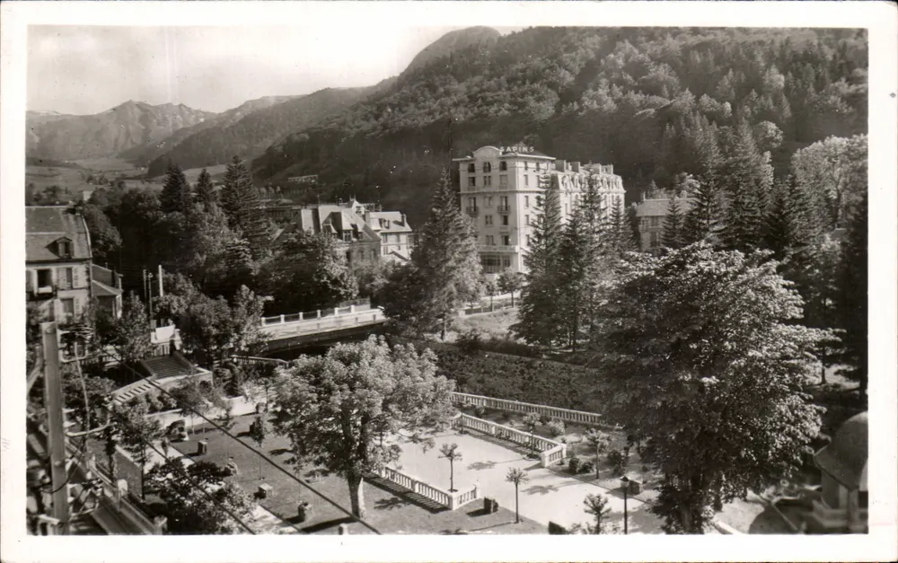 O Mont Dore — Um canto do Parque — Hotel dos Pinheiros, editor La Cigogne, Vichy - Frente