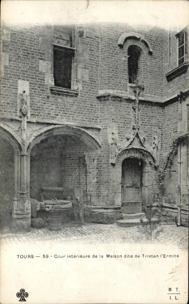 Tours — Innenhof des Hauses genannt Tristan l'Ermité — M.T. I.L. - Vorderseite