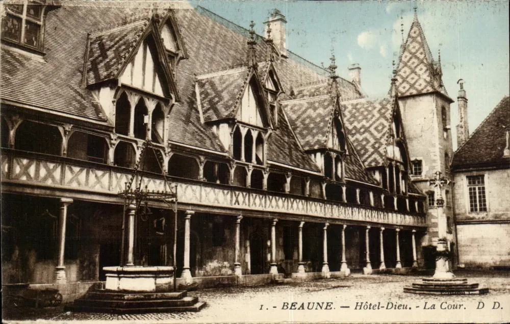 Beaune — Hotel-Dieu — A Cour. D.D. - Frente