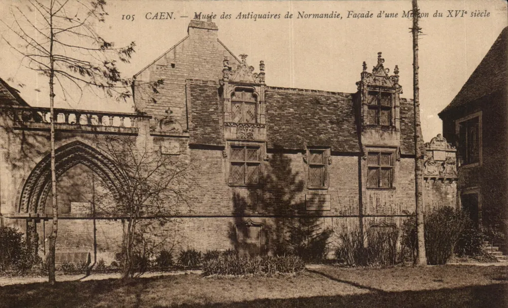 Caen — Museum der Antiquitäten der Normandie, Fassade eines Hauses des 16. Jahrhunderts - Vorderseite
