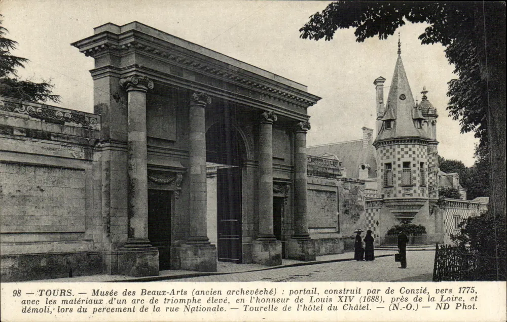 Tours — Museum der Fine Arts (ehemaliges Bischofsschloss): Portal gebaut von de Conzié um 1775, mit Materialien aus einem Triumphbogen, errichtet in Ehren von Ludwig XIV (1688), nahe der Loire — ND Phot. - Vorderseite