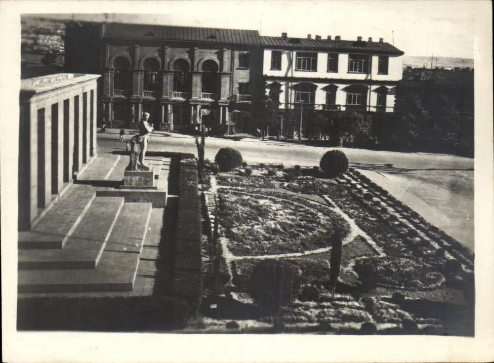Praça com estátua e jardim em Erevan — Editor: Photo-artistique de l'Ermeestprom, série 13834 - Frente