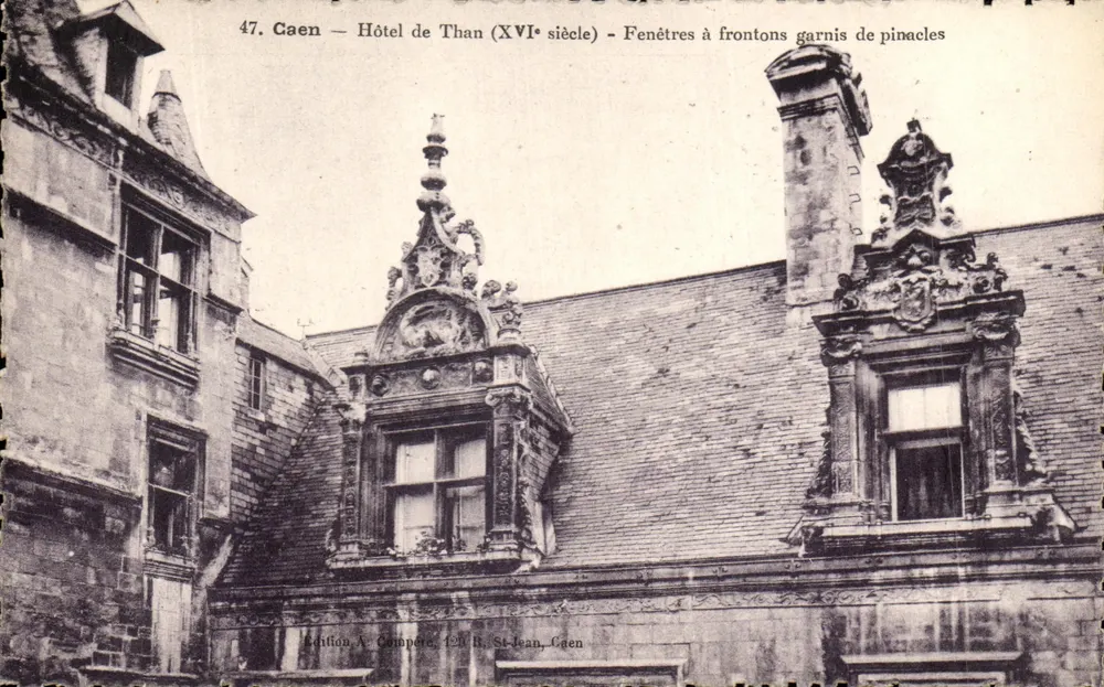Caen — Hotel de Than (século XVI) — Janelas com frontões decorados com pináculos - Frente