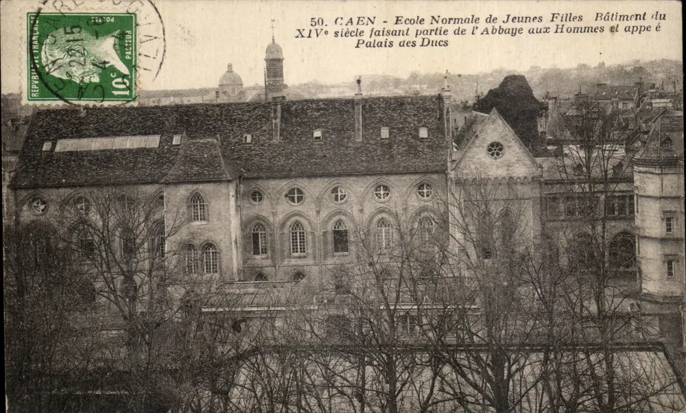 Caen — Escola Normal de Meninas — Edifício do XIVº século fazendo parte da Abadia dos Homens e chamado Palácio dos Duques - Frente