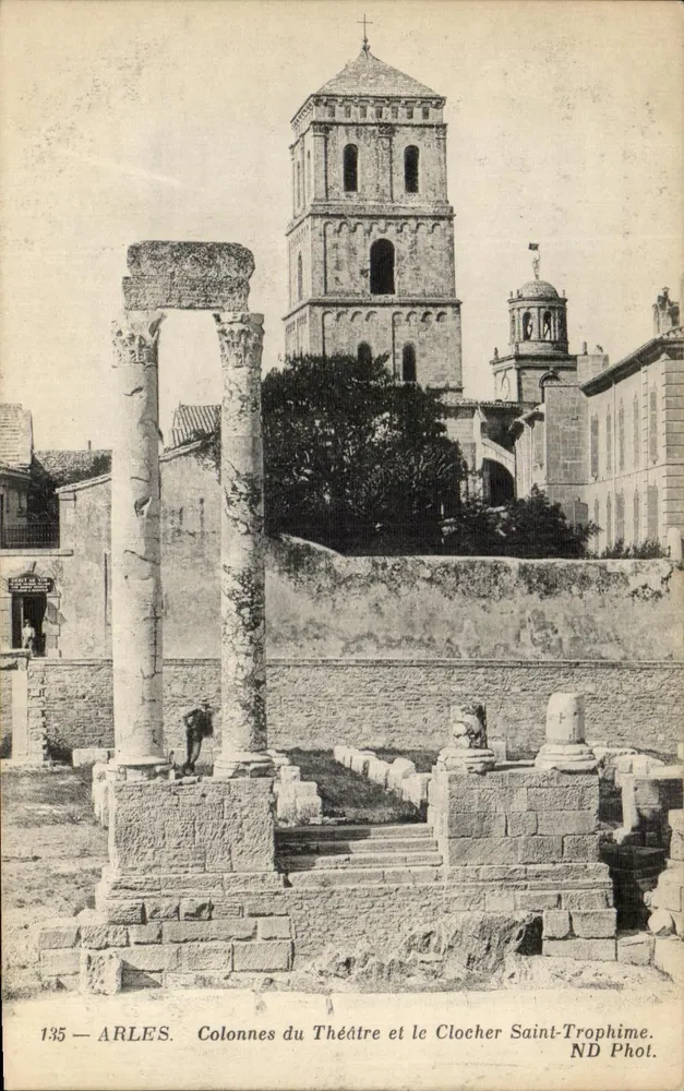 Arles — Säulen des Theaters und Turm von Saint-Trophime — ND Phot. n°135 - Vorderseite