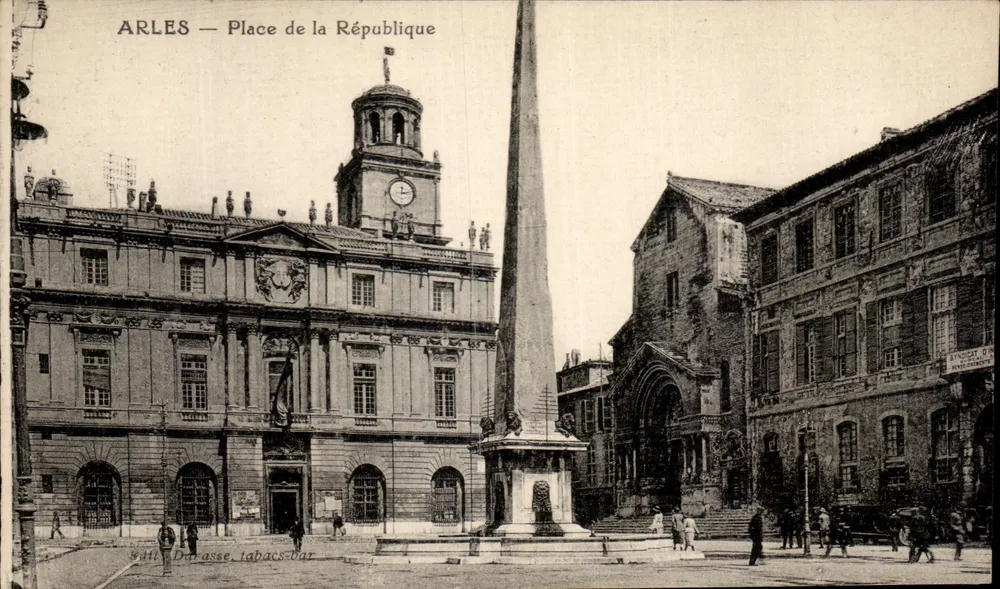 Arles — Praça da República — editor H. Depasse, n° 241 - Frente