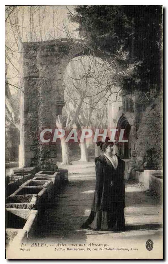 Arles — Arlèzennes en los Alyscamps — Edición Marchateau, 19 rue de l'Hôtel-de-Ville, Arles - Anverso