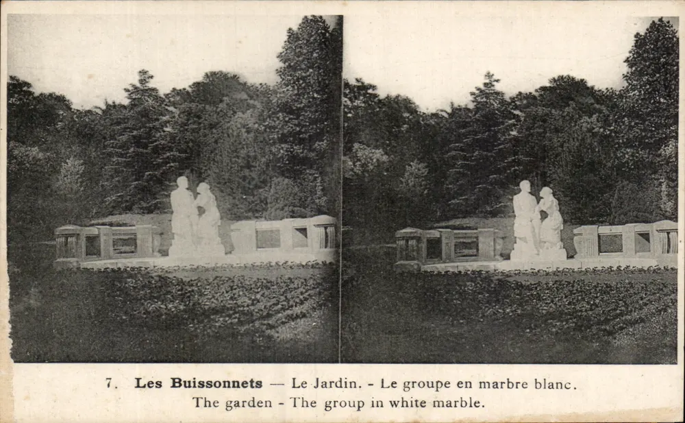 Les Buissonnets — Der Garten — Die weiße Marmor-Gruppe - Vorderseite
