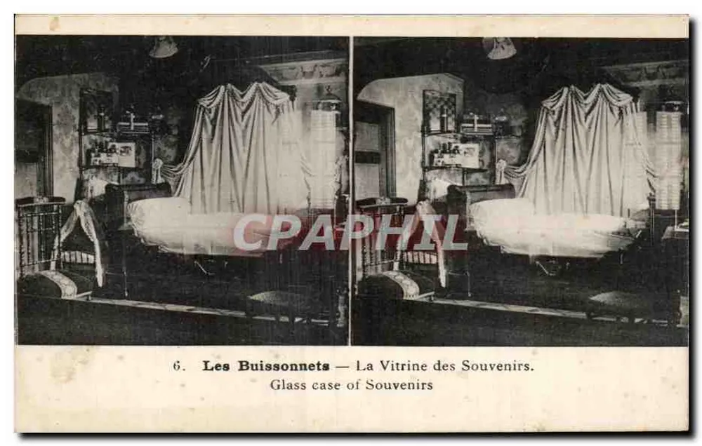Les Buissonnets — A Vitrine dos Lembranças — Glass case of Souvenirs - Frente