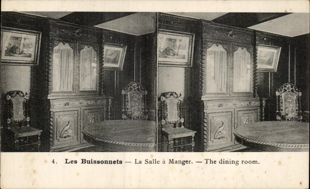 Les Buissonnets — A Sala de Jantar — The dining room. - Frente