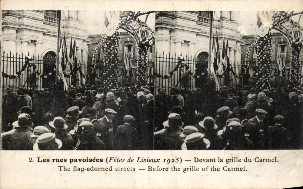 Die geschmückten Straßen (Feste von Lisieux 1925) — Vor dem Tor des Carmel - Vorderseite