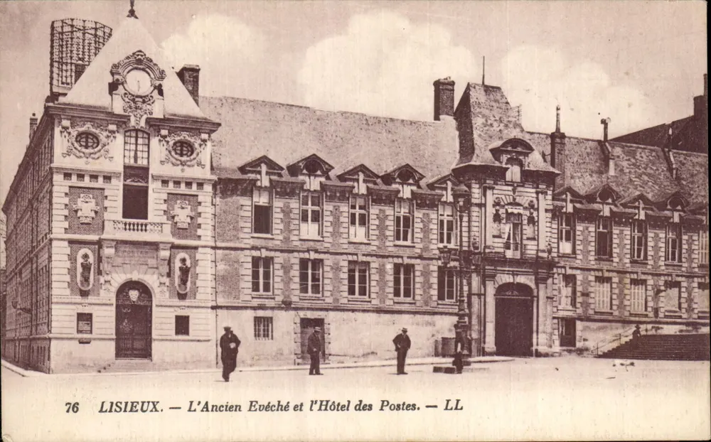 Lisieux — Das Alte Bischofsschloss und das Postamt — LL - Vorderseite