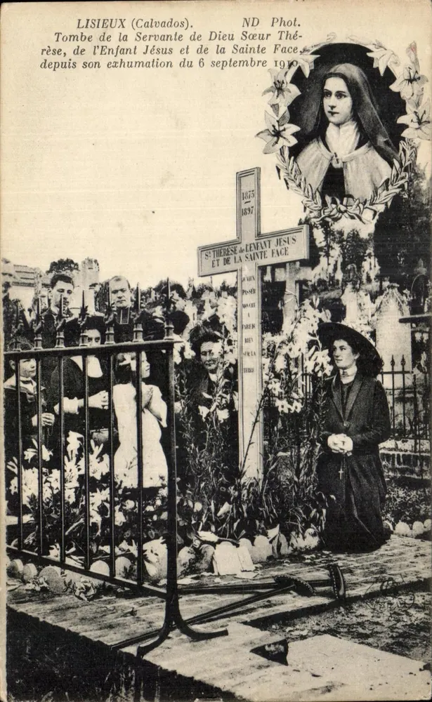 Lisieux (Calvados) — Tumba da Serva de Deus Irmã Thérèse da Criança Jesus e da Santa Face — ND Phot. - Frente