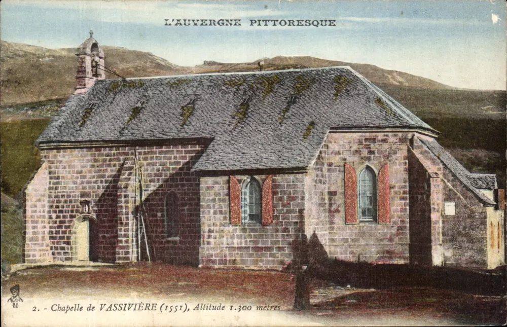 Kapelle von Vassivière — Ansicht der Stein-Kapelle mit Schieferdach und Berge im Hintergrund — L'Auvergne pittoresque, Nr. 2 - Vorderseite