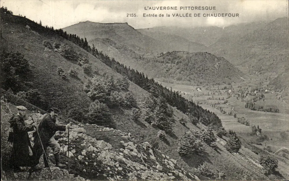 A Auvergne pitoresca — Entrada da vale de Chaudefour — série 2155 - Frente