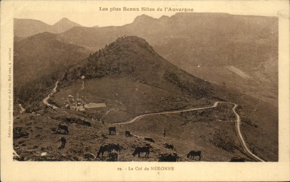 O Col de Néronne — Os Mais Belos Sítios da Auvergne — edição de Laxa Pierre e Adrien Malhous, em Aurillac - Frente