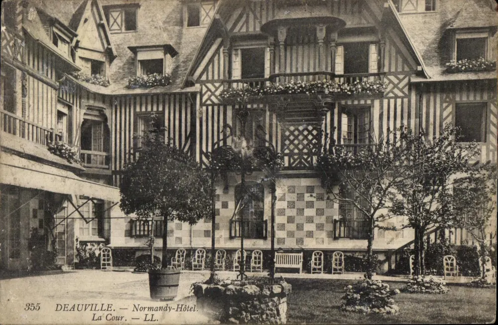 Deauville — Normandy-Hôtel, La Cour — éditeur LL, n° 355 - Frente