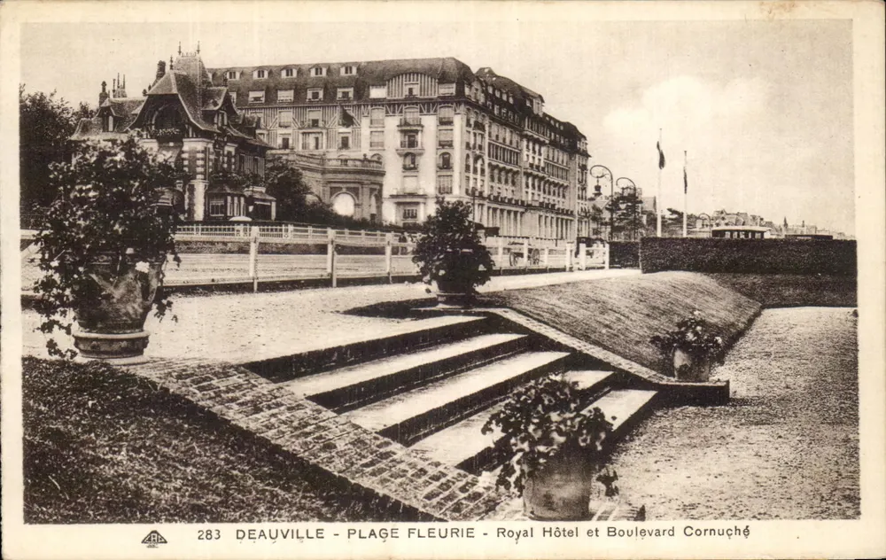 Deauville - Blütenstrand - Hotel Royal und Boulevard Cornuchoé — Antike Ansichtskarte n°283 - Vorderseite