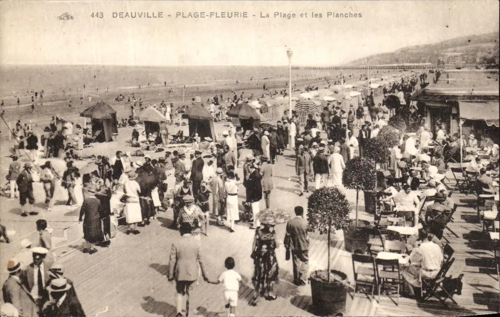 Deauville - blühende Strandpromenade - Die Strandpromenade und die Bretter - Vorderseite