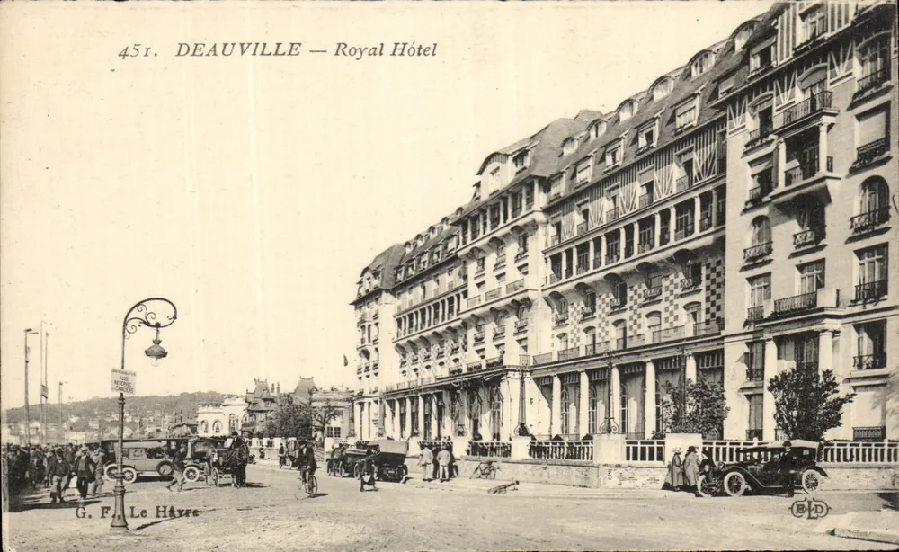 Deauville — Hotel Royal — G. F. Le Havre, n° 451 - Frente