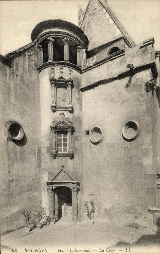 Bourges — Hotel Lallemand — La Cour — 68 - Voorkant