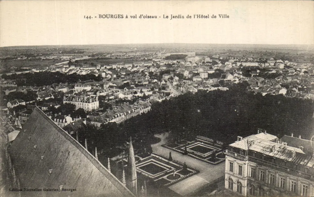 Bourges aus der Vogelperspektive — Der Garten des Rathauses — Edition Nouvelles Galeries, Bourges - Vorderseite