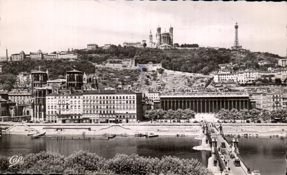 Lyon — vista panorâmica do Velho Lyon e do Fourvière — editor Cap - Frente