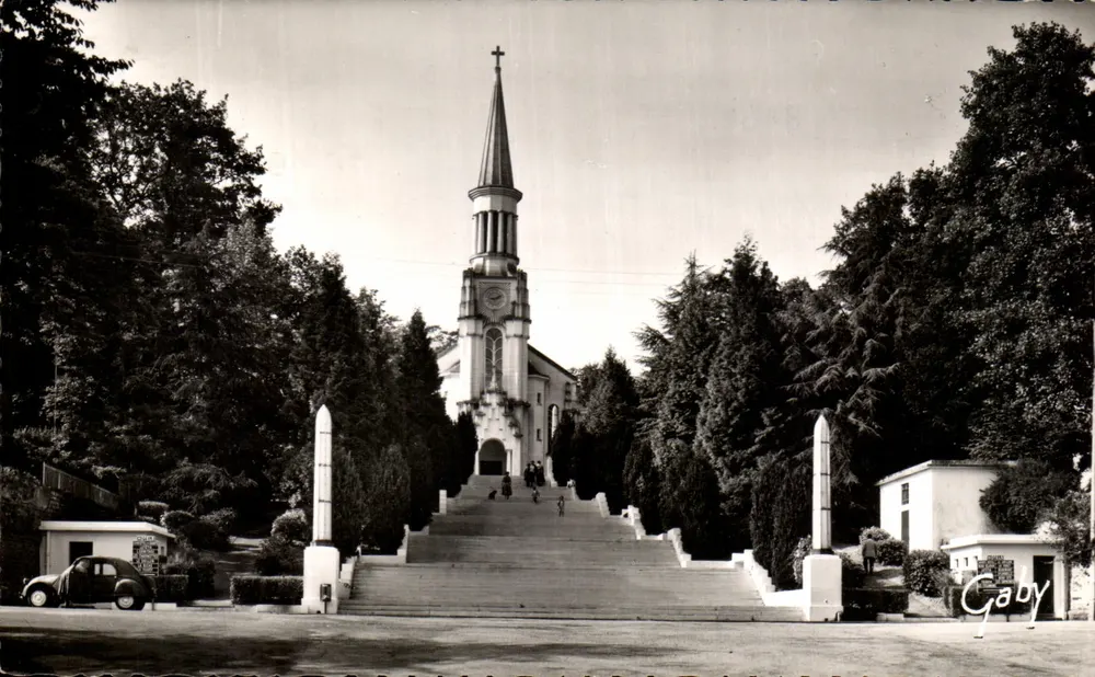 Église de Bagnoles-de-l'Orne — vue de l'édifice avec escaliers et voiture Citroën 2CV — éditeur Gaby - Frente