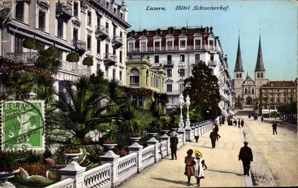 Luzern. Hôtel Schweizerhof. — Vue de la promenade avec les deux tours de l'église Saint-Pierre en arrière-plan — éditeur K. Goetz, Phot. Luzern, n° 4188 - Frente