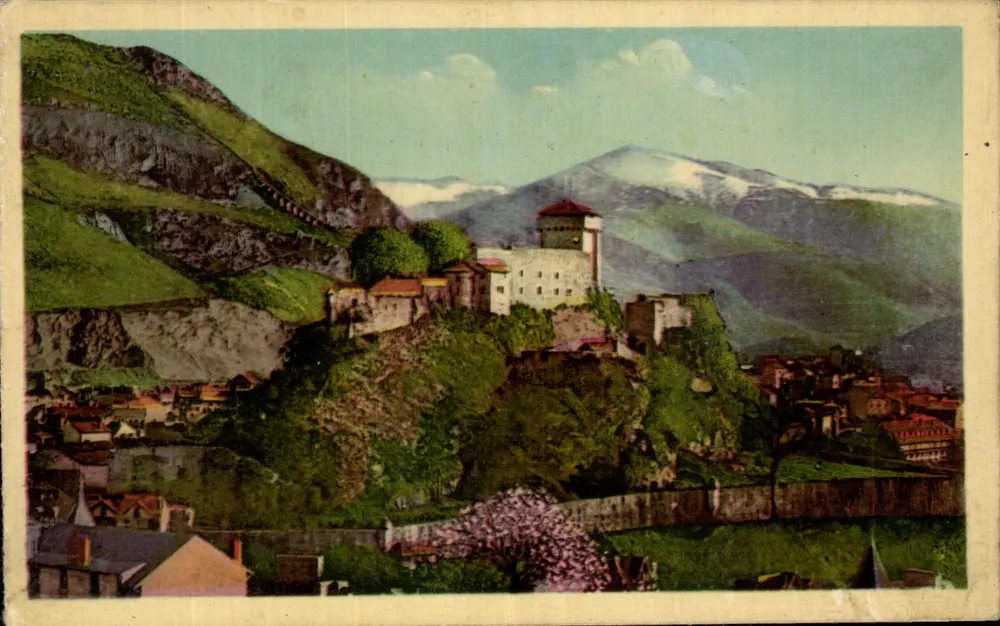 Lourdes — Das befestigte Schloss und die Pyrenäen — Verlag P. Doucet, Lourdes - Vorderseite