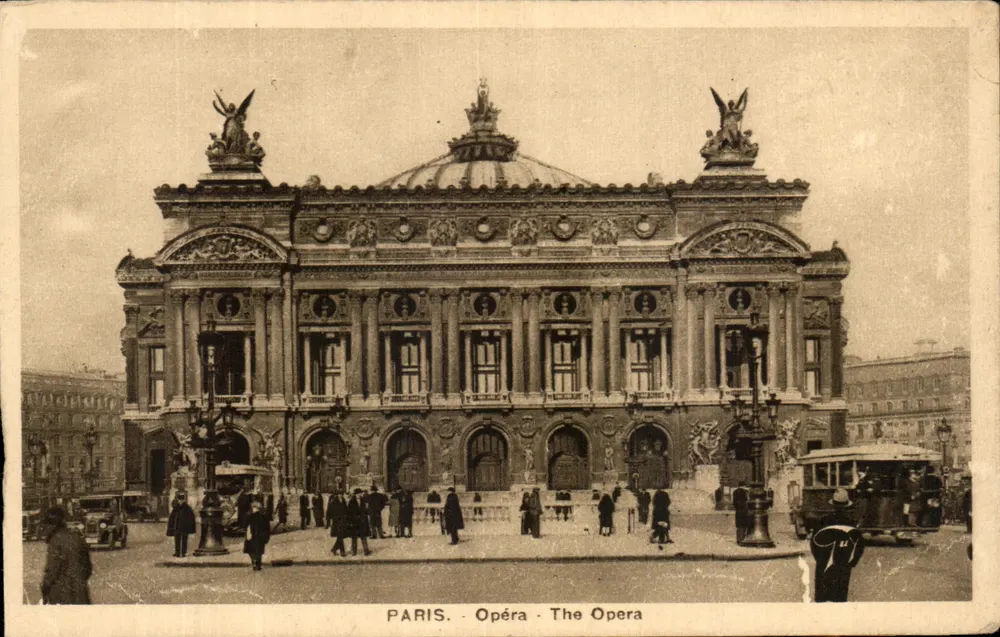 Paris - Ópera - The Opera — vista do edifício com trêm e pedestres — editor A. Leconte, número de série não visível - Frente
