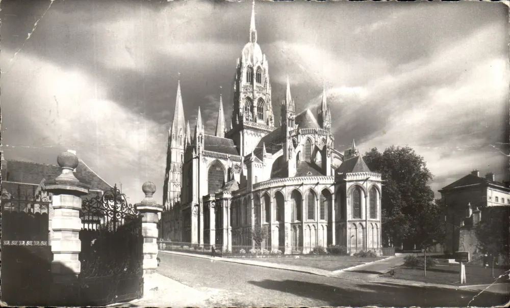 Bayeux (Calvados) — Cathédrale Notre-Dame — Éditions Nations - Frente