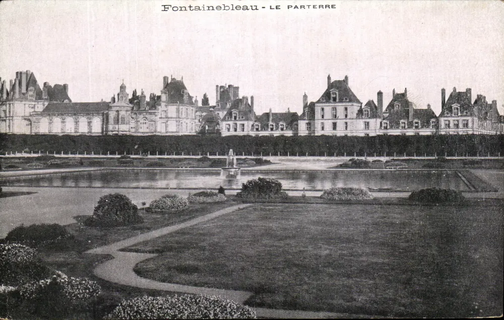 Fontainebleau - HET PARTERRE — uitzicht op het park met bassin en kasteel in de voorgrond - Voorkant