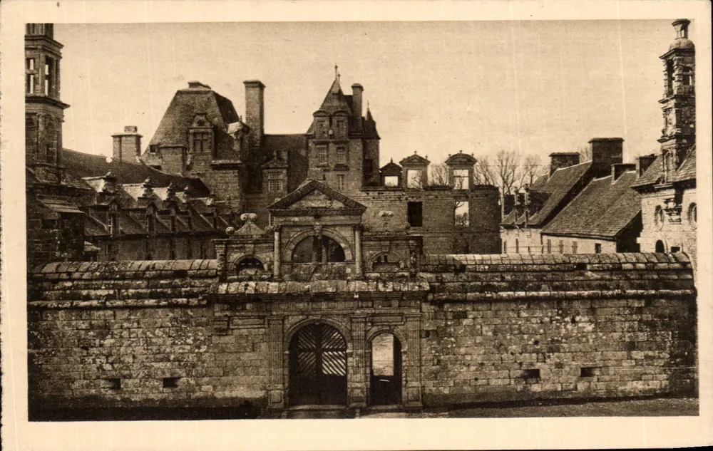 Schloss Kerjean — Hauptfassade - Die Große Pforte — Collection Villiard, Quimper - Vorderseite