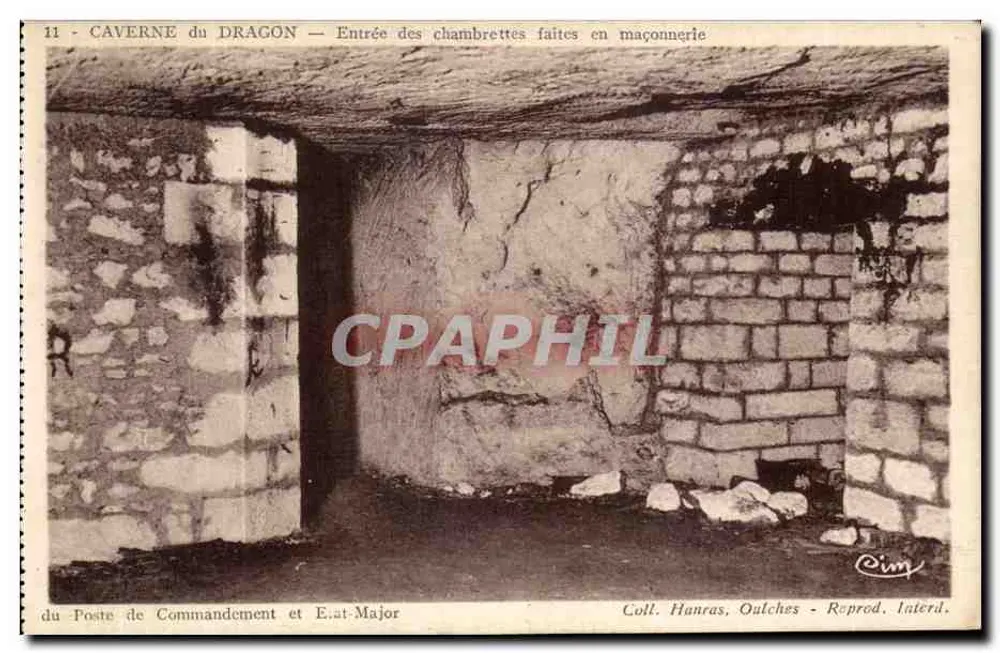 Drachenhöhle — Eingang der Kammern aus Mauerwerk — Sammlung Hanrass, Oulches - Vorderseite