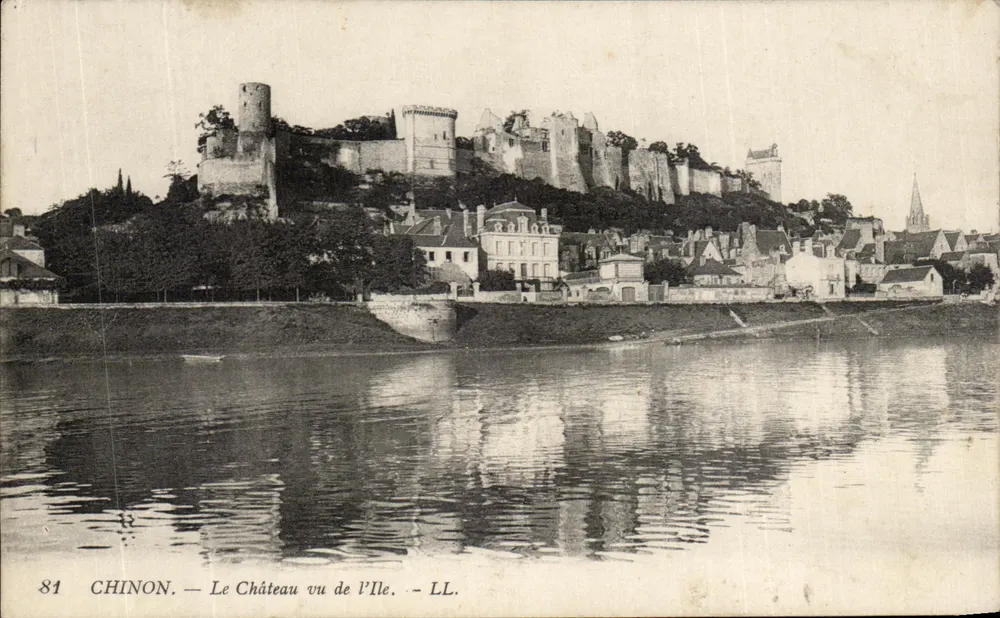 Chinon — O Castelo visto da Ilha — LL. — N° 81 - Frente