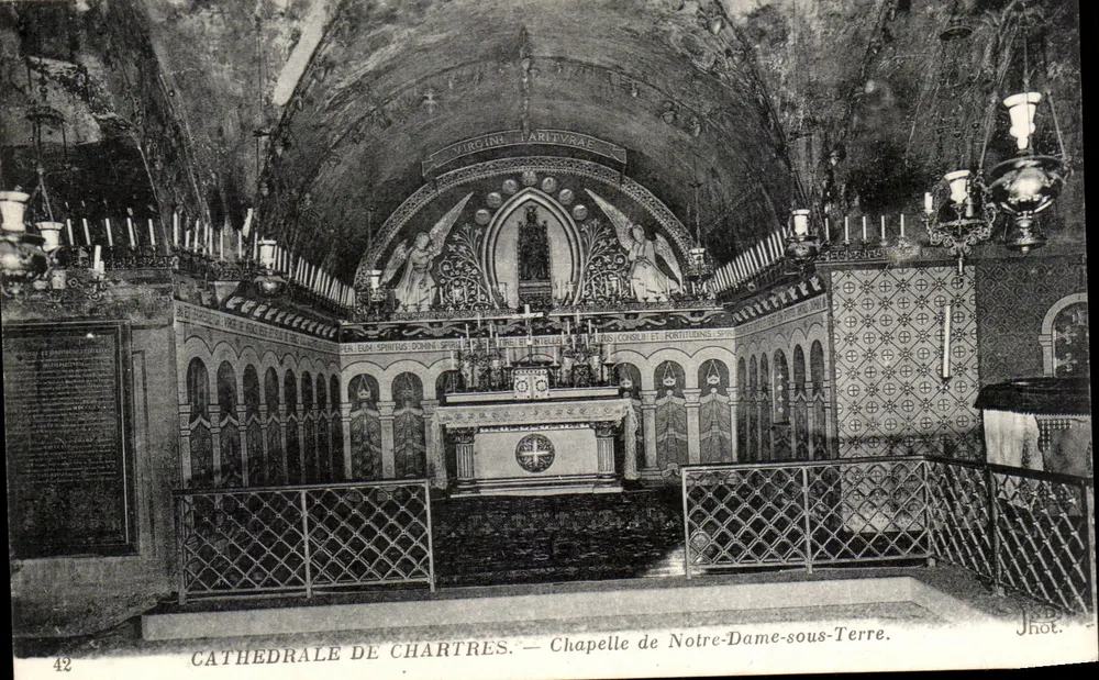 Kathedrale von Chartres — Kapelle Notre-Dame-sous-Terre — Jhot. - Vorderseite
