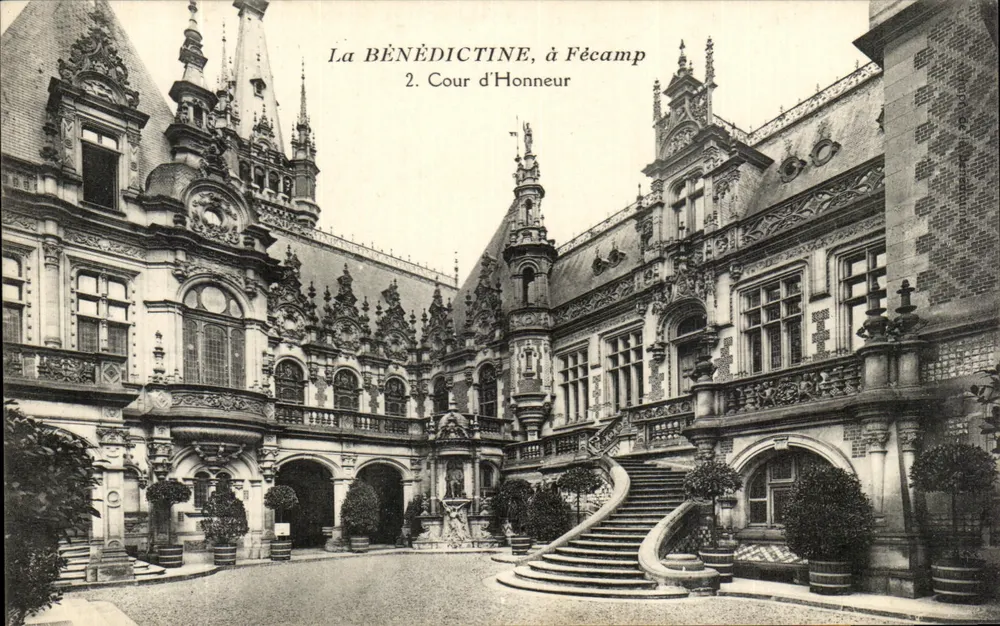 A BÉNÉDICTINE, em Fécamp — 2. Cour d'Honneur - Frente