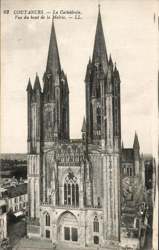 Coutances — Die Kathedrale — Blick von oben vom Rathaus — LL - Vorderseite